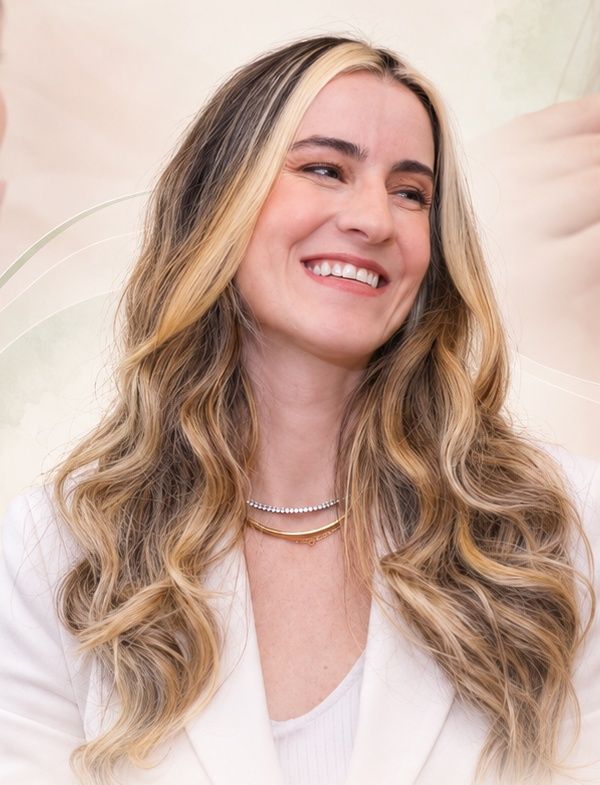 Retrato de Ana Maria Cepeda sorrindo, de blazer branco