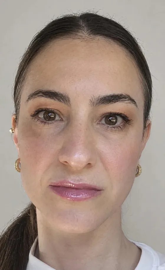 Rosto de Ana Maria Cepeda depois, maquiada e de cabelo preso