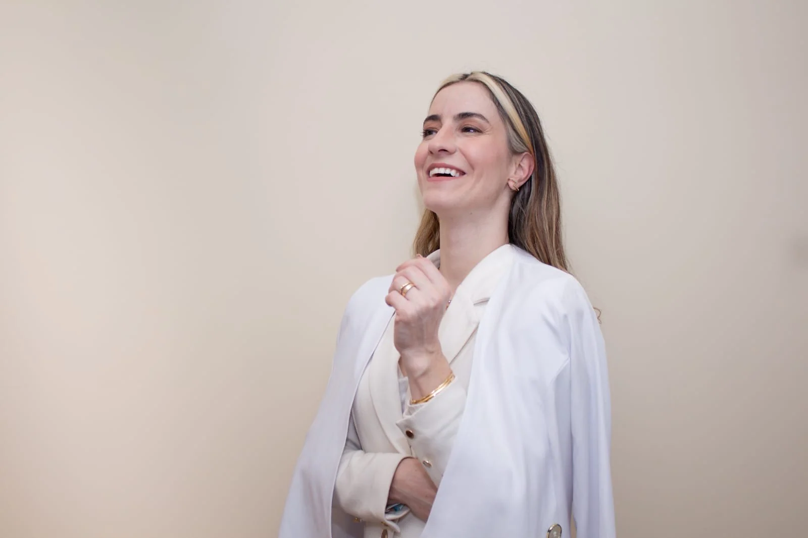 Ana Maria Cepeda sorrindo, de blazer branco